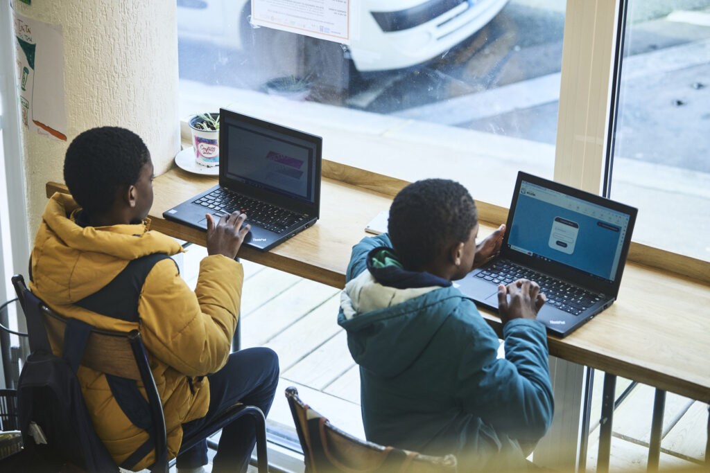 Accès à internet et ordinateurs
